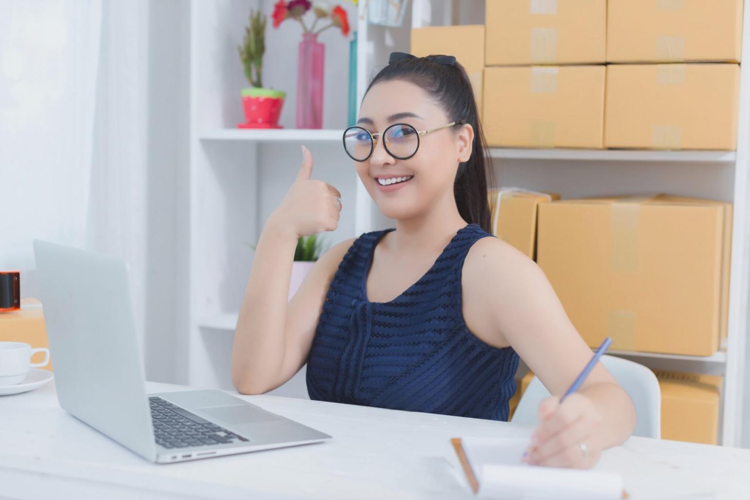 Equipo de quazithent colaborando en el desarrollo de contenido educativo financiero